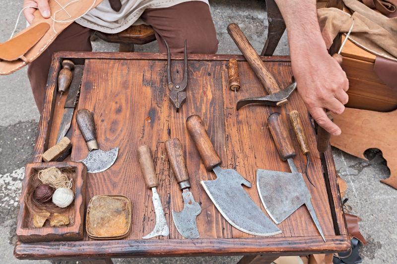 木板上的鞋匠的旧工具