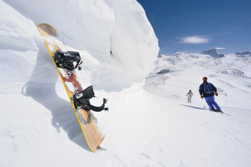 雪峰上的滑雪板和滑雪运动员