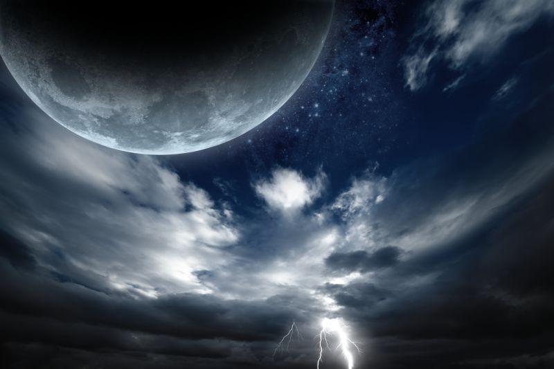 天空中逼近的月亮和恐怖的闪电