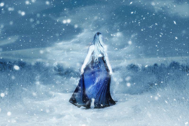 冰雪中蓝色连衣裙美女的背影