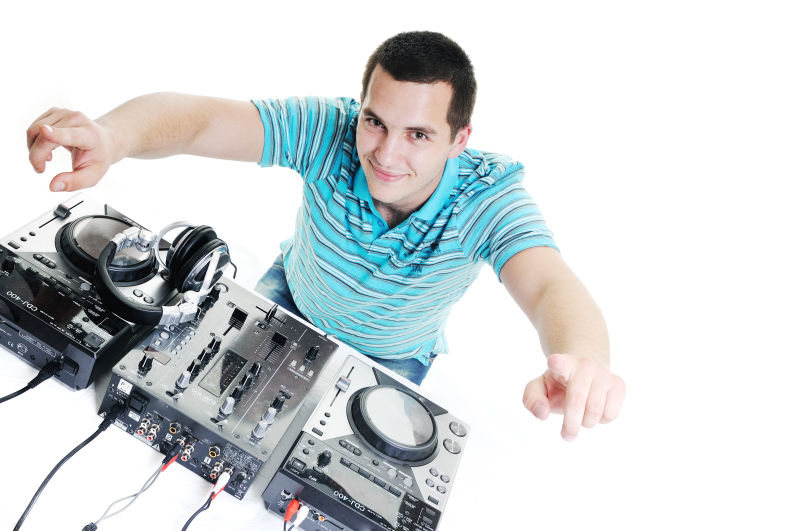 年轻DJ男子与耳机和光盘DJ设备