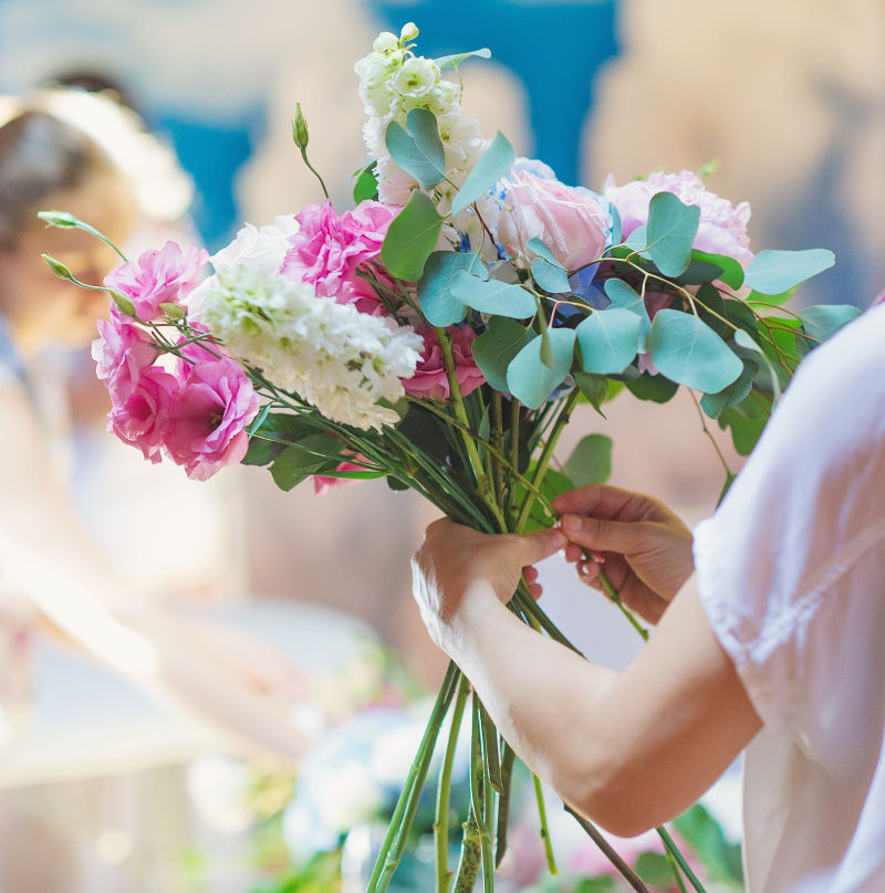 花匠在为婚礼布置花束