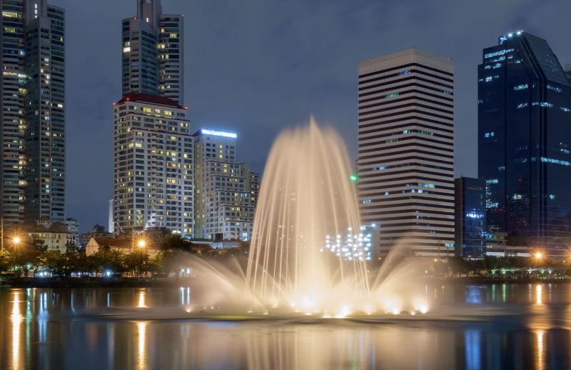 夜间城市背景喷泉景观