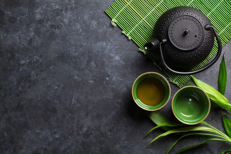 石桌上的日本绿茶