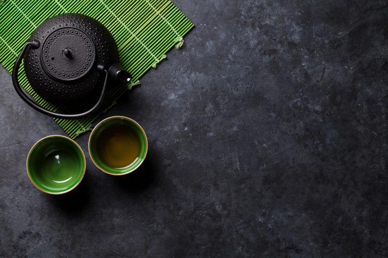 石桌上的日本绿茶和茶壶
