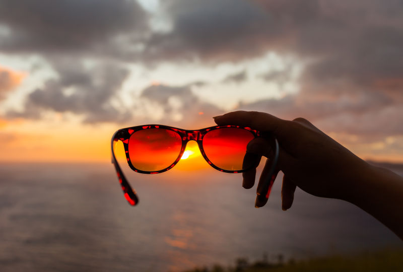透过一副太阳镜看美丽的夕阳