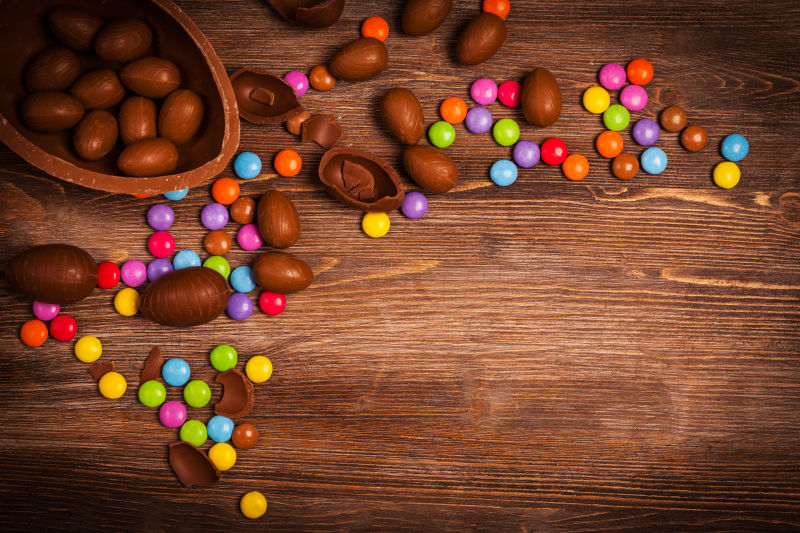 木板上一堆的复活节巧克力彩蛋