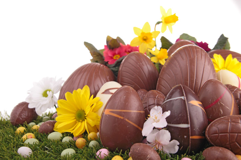 草坪上一堆的巧克力复活节彩蛋