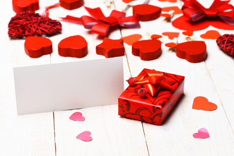 白色地板上的礼物盒和各种情人节饰品