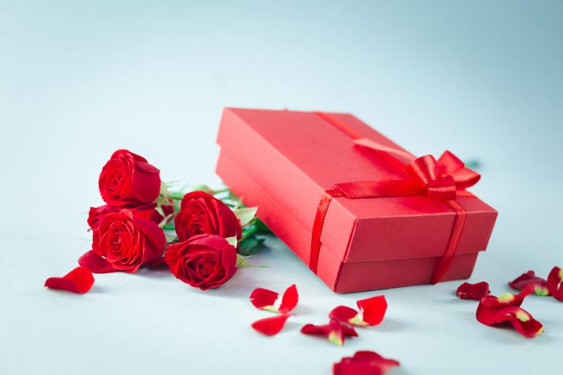 地板上的红色礼物盒子和红色玫瑰花