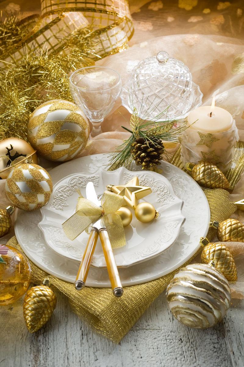 圣诞餐桌上的金色装饰品