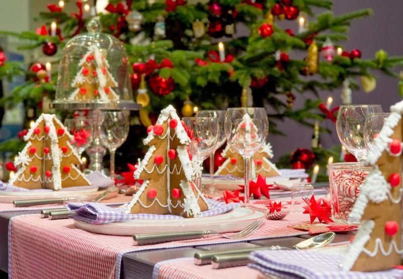 圣诞树与餐桌上的圣诞树美食