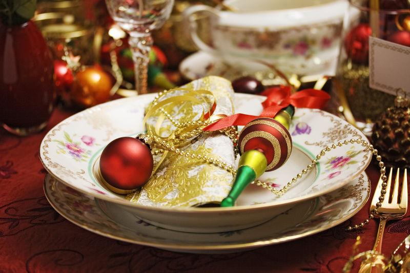 红色餐桌上的餐具与圣诞节装饰