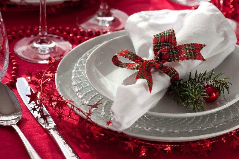 餐桌上的餐具与圣诞装饰