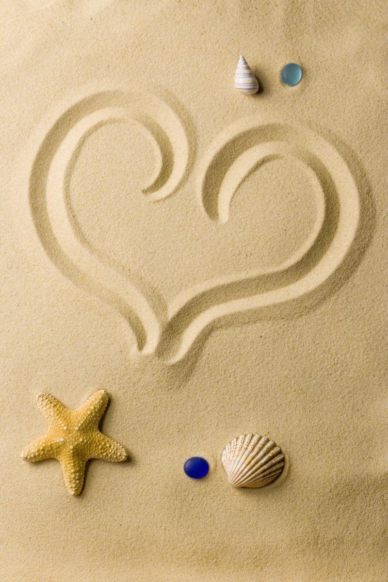 沙滩上画的心和贝壳
