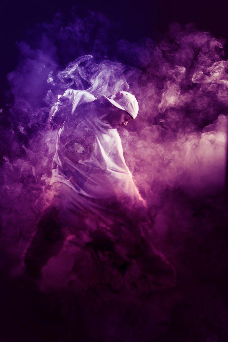 烟气缭绕的嘻哈舞者