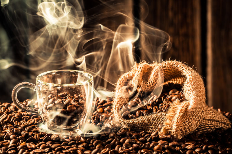 散发热气的咖啡豆