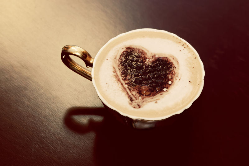一杯爱心巧克力咖啡