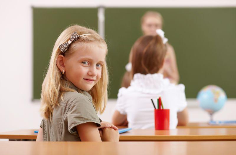 小女孩坐在学校里上课