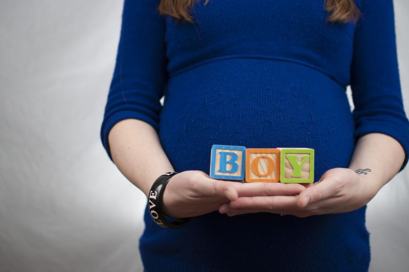 双手拖着BOY字母的怀孕的孕妇