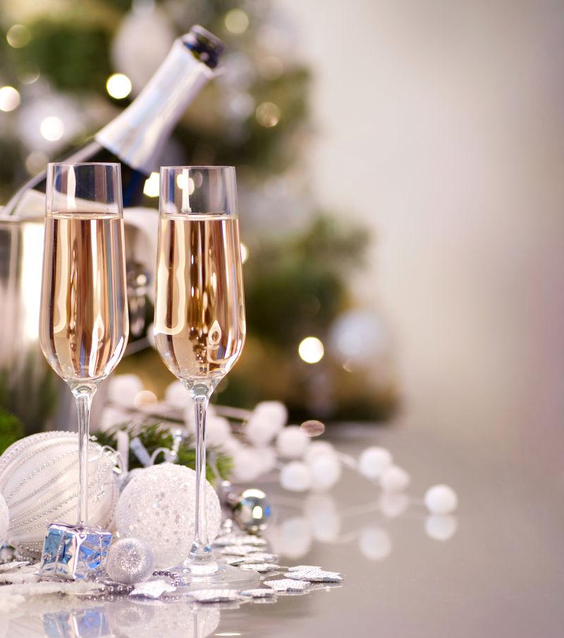桌子上庆祝新年的两杯香槟