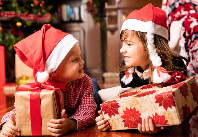 圣诞节抱着礼物正在玩耍的两个孩子
