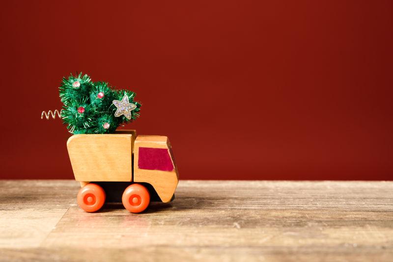 扛着圣诞树的可爱玩具小车