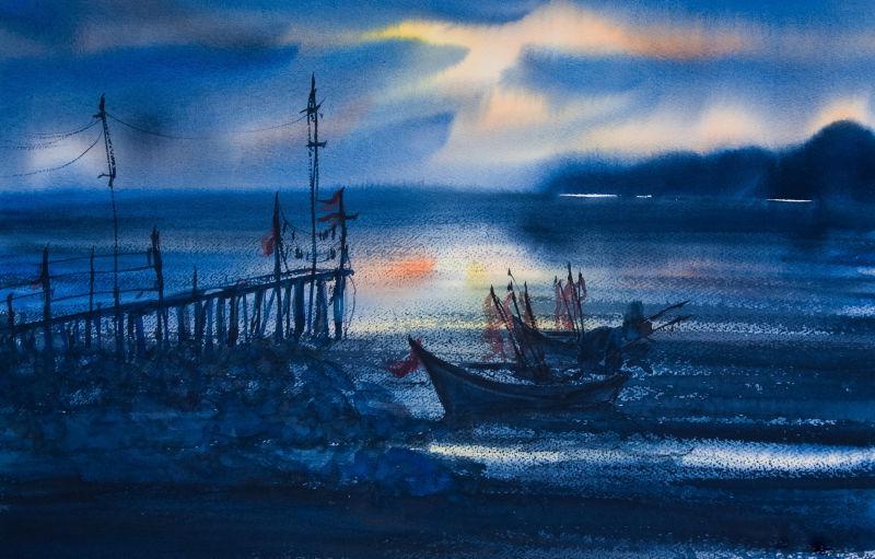 夜幕下木制码头的海景与渔船