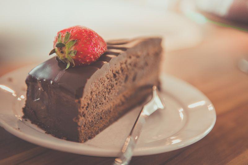 盘子里的草莓巧克力蛋糕