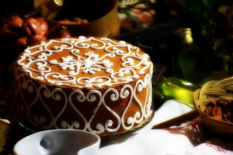 白色奶油花纹巧克力蛋糕