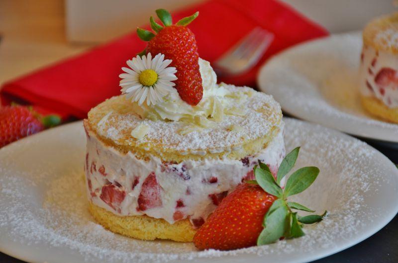 美味的圆形水果草莓蛋糕