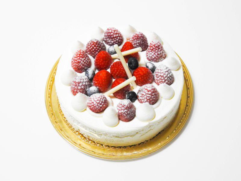 白色背景上的草莓奶油蛋糕