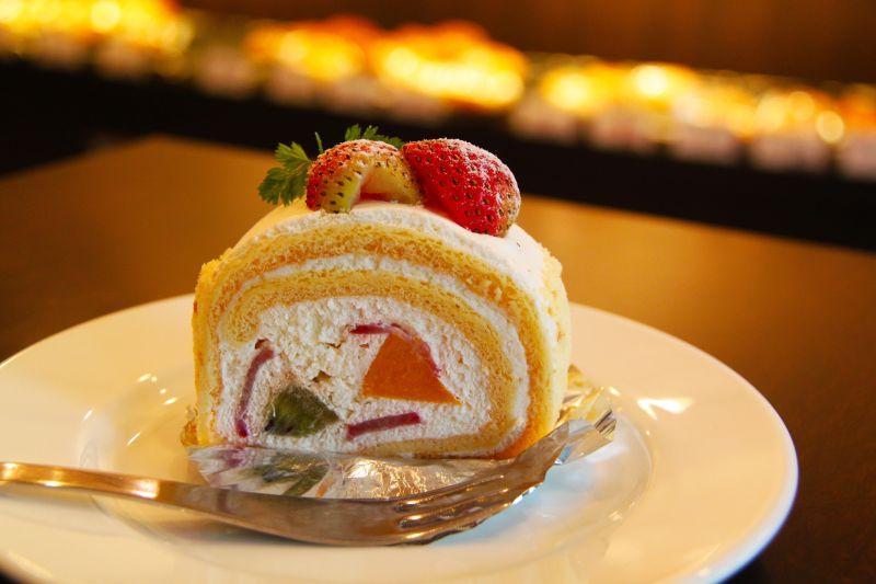 盘子里精致的草莓奶油蛋糕