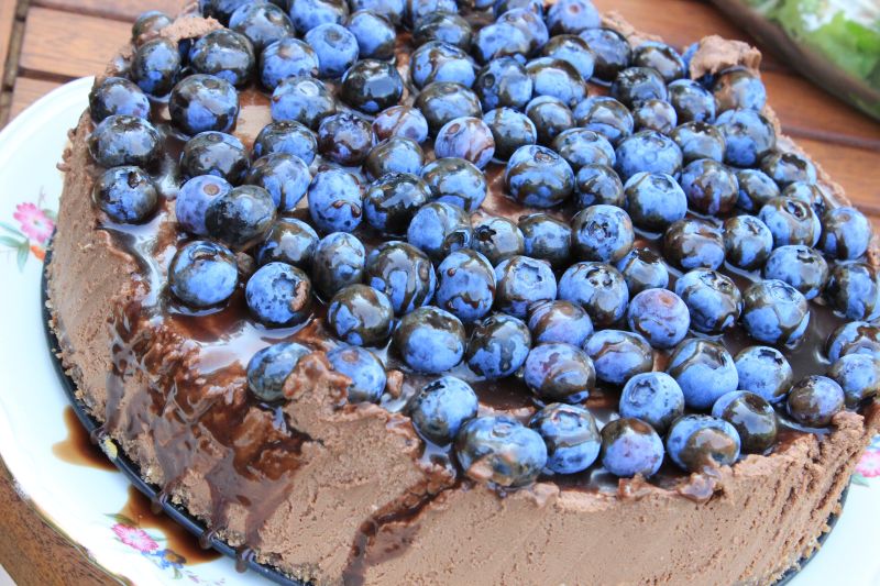 盘子里满是蓝莓的蛋糕