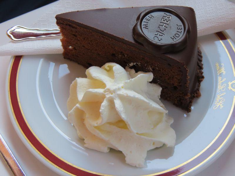 巧克力蛋糕和奶油