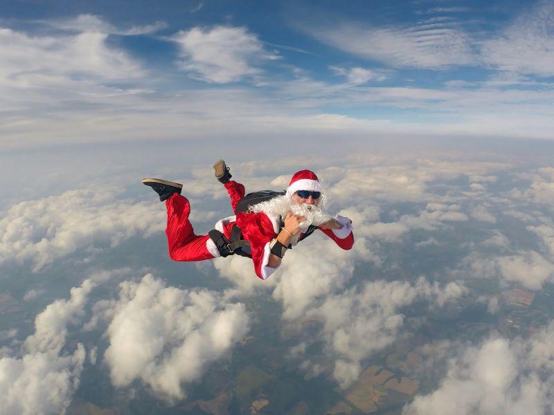 身穿圣诞老人装备的跳伞运动员