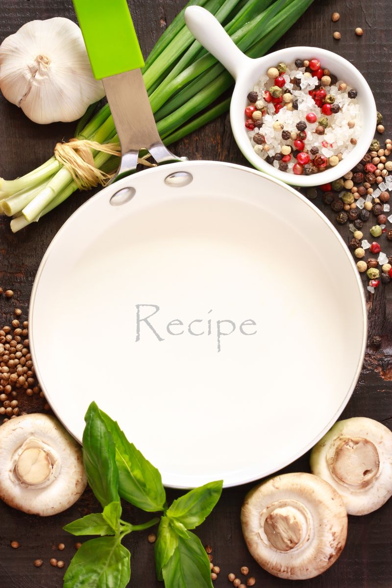白色煎锅与复制空间的笔记或食谱包围