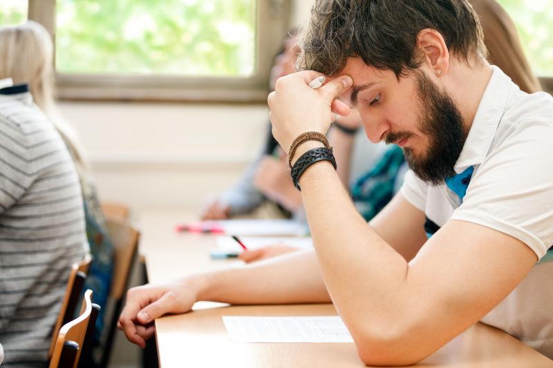 男同学考试遇到了难问题