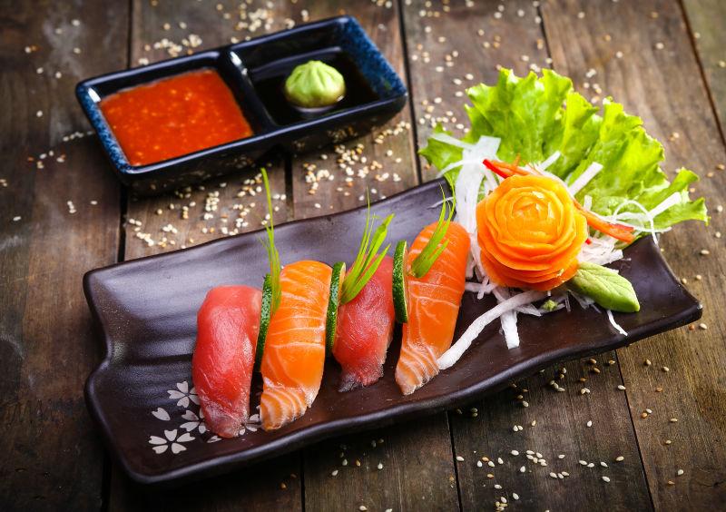 日本鲑鱼金枪鱼寿司和酱汁特写