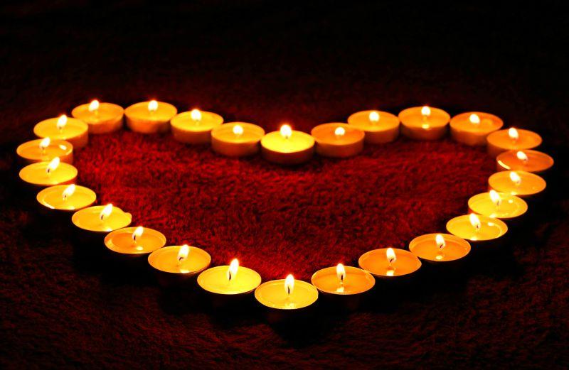 情人节晚上一堆围成爱心形状的白色蜡烛