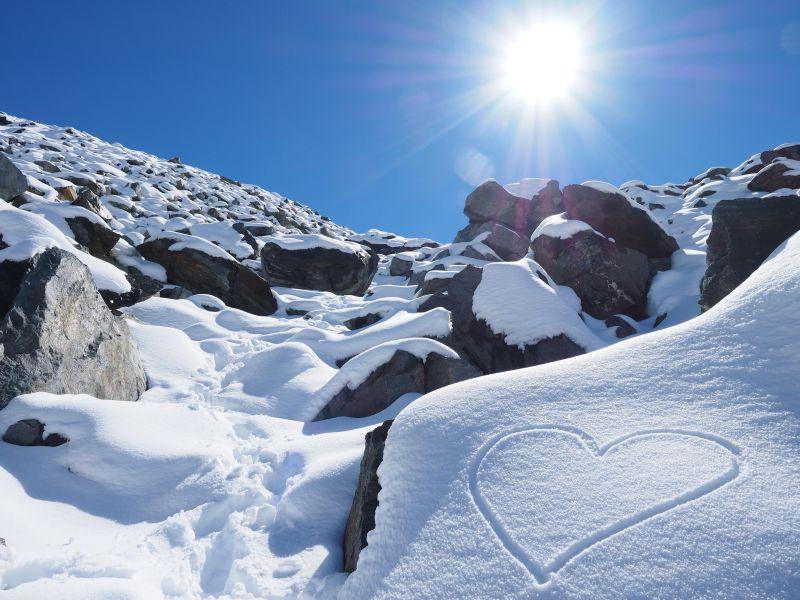 山峰上的雪面上画着一个爱心