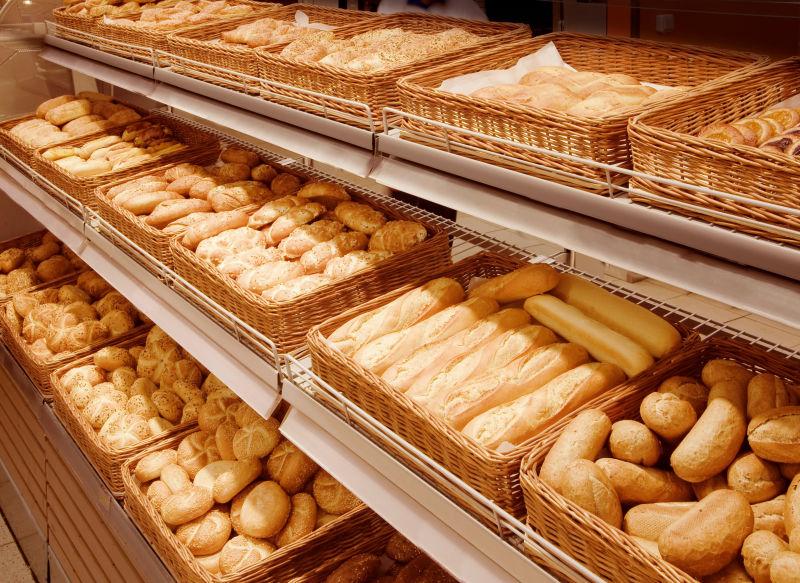 面包店货架上的美味面包