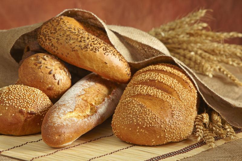 桌子上的不同形状的小麦面包