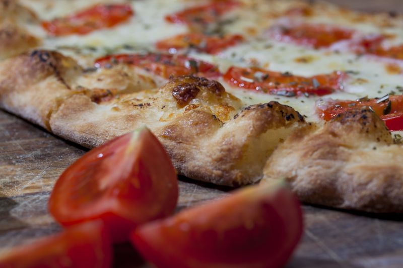 美味的披萨与番茄