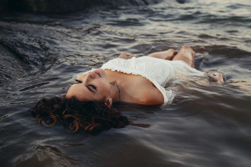 躺在水里的白衣裙美女