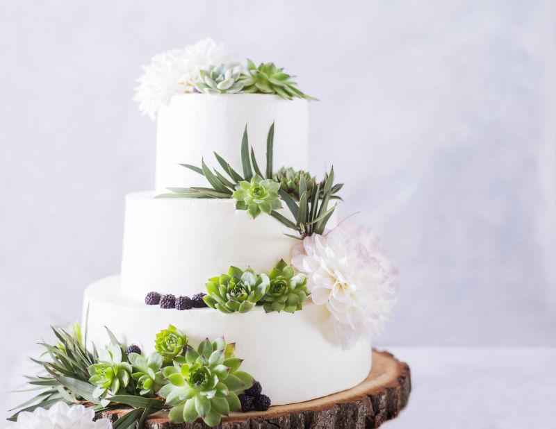 优雅的鲜花结婚蛋糕