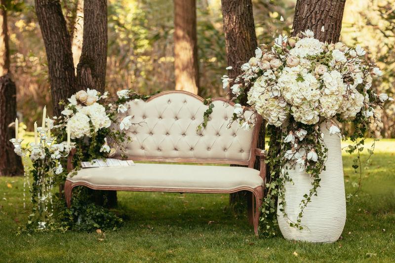 豪华婚礼用长凳蜡烛鲜花装饰仪式场所