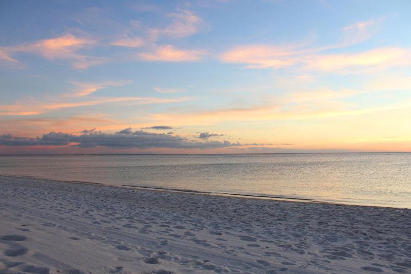 日出时寂静的沙滩