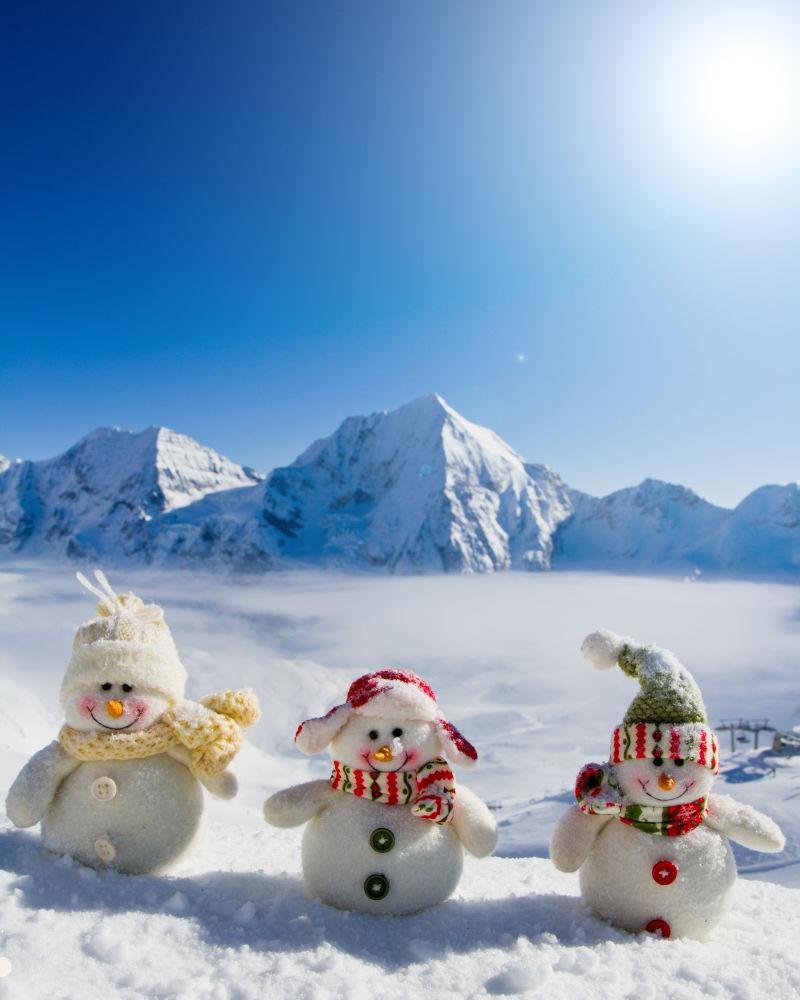 雪地上的三个雪人