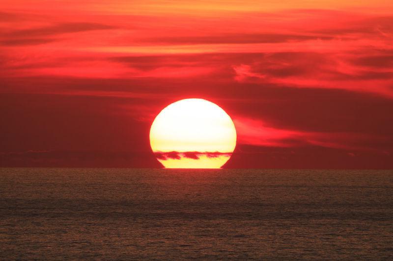 海上日落时巨大的红太阳
